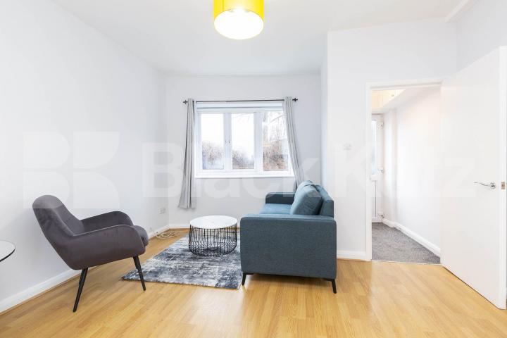 Newly refurbished one bed with a study room mins to tube and shops  York Mews, Kentish Town